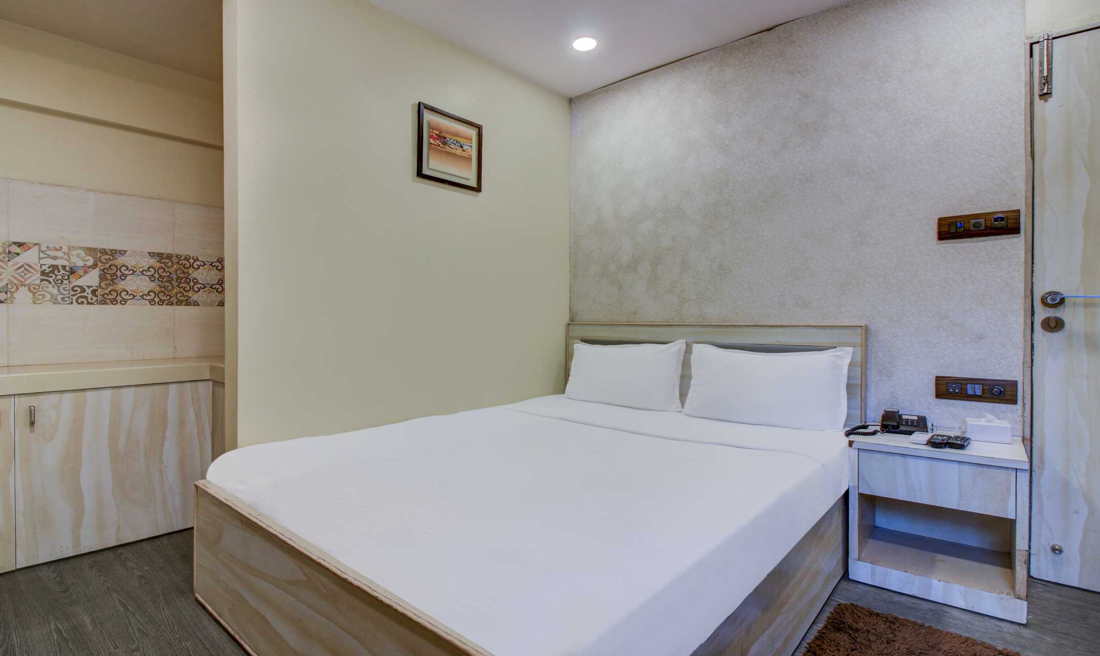Single room boys PG in Santacruz East for working professionals