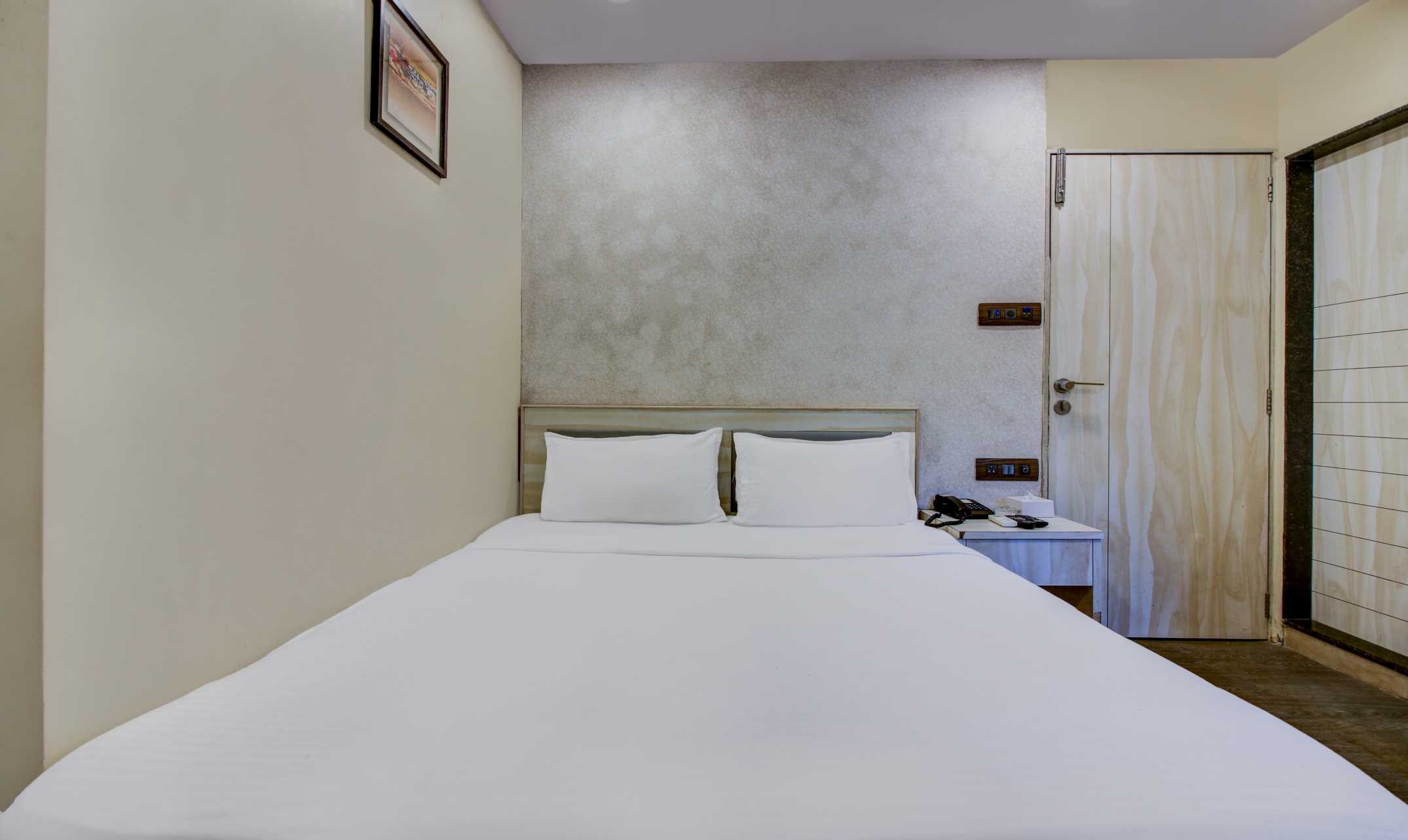Premium single room PG in Santacruz East for professionals