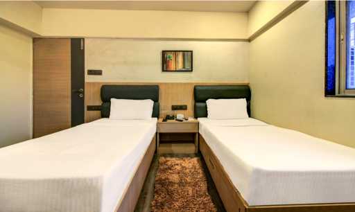 Shared PG room with WiFi in Santacruz East near BKC